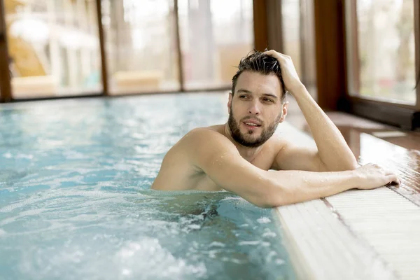 Beau Jeune Homme Relaxant Dans Piscine Spa — Photo