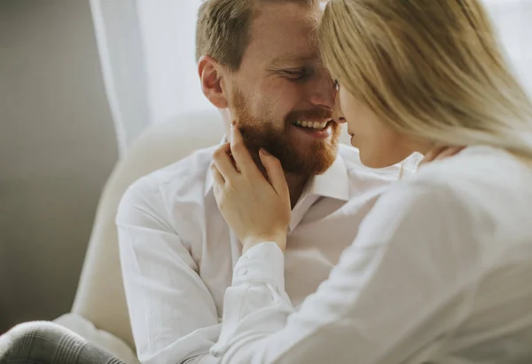 Junges Liebespaar Auf Dem Sofa Sitzend Und Umarmt Auf Dem — Stockfoto