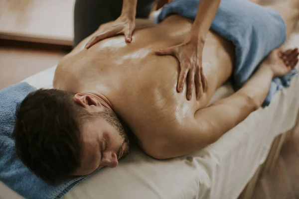 Jonge Man Hebben Ontspannen Massage Spa — Stockfoto