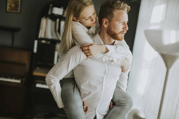 Feliz Cariñosa Pareja Besándose Habitación — Foto de Stock