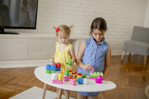 Dwie małe dziewczynki Zagraj z kostki — Zdjęcie stockowe