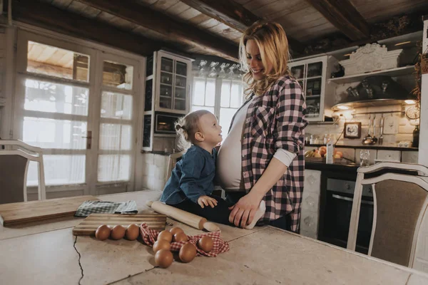 Gravid Kvinna Och Lilla Dotter Det Rustika Köket Förbereder Mat — Stockfoto