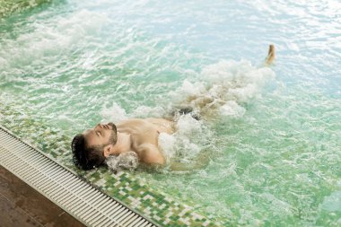 Yakışıklı delikanlı rahatlatıcı spa sıcak küvette
