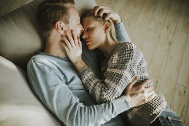 Sevgi dolu iki odasında kanepede uzanmış Üstten Görünüm