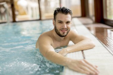 Yakışıklı genç adam rahatlatıcı spa havuzu