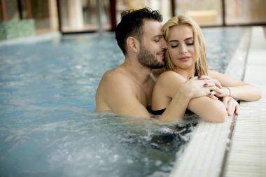 Çift havuz spa merkezinde rahatlatıcı sevgi dolu