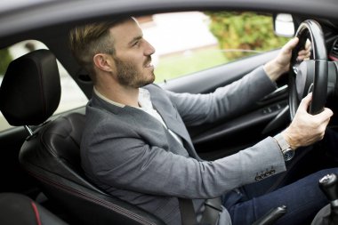 Genç işadamı modern araba sürüş