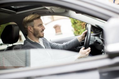 Genç işadamı modern araba sürüş