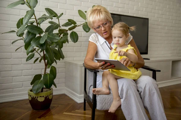 Oma Und Kleine Enkelin Lesen Hause Glücklich Buch — Stockfoto