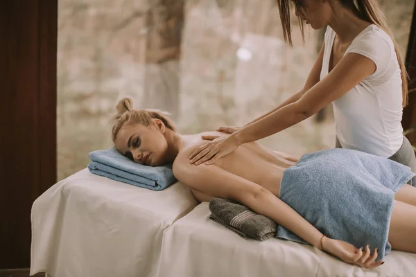 Mooie Blonde Vrouw Geniet Van Een Massage Het Kuuroord — Stockfoto