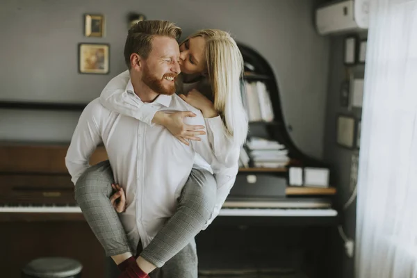 Gelukkig Liefdevol Paar Kussen Kamer — Stockfoto