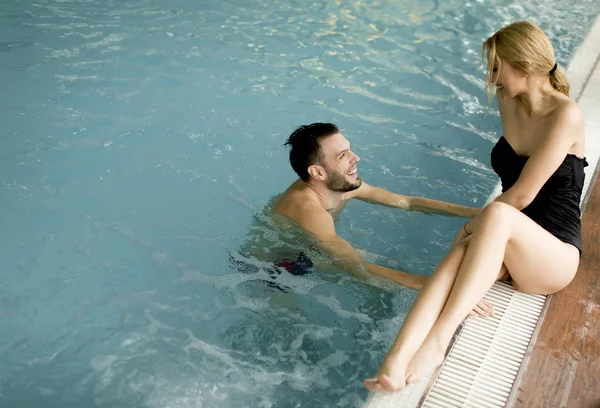 Casal Amoroso Relaxante Centro Spa Beira Piscina — Fotografia de Stock