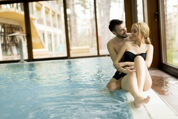 Älskande Par Koppla Hälsocentret Vid Poolen — Stockfoto