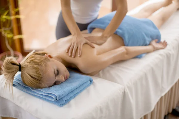 Vacker Blond Kvinna Njuta Massage Spaet Hälsa — Stockfoto