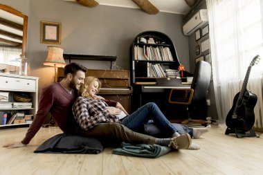 Oda katta oturan bir koca ile hamile kadın