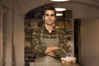 Seramik kurs poz yakışıklı genç adam portresi