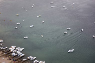 Bolivya'daki Titikaka Gölü sakin su yüzeyine, görüntüleme