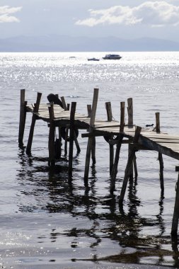 Titicaca gölü üzerinde eski ahşap iskele yönü göster