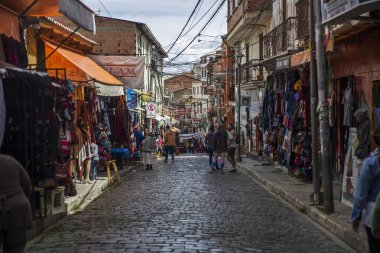 La Paz, Bolivya - 10 Ocak 2018: La Paz, Bolivya Cadılar piyasada kimliği belirsiz kişi. Cerro Cumbre içinde yer alan popüler bir turistik 's.