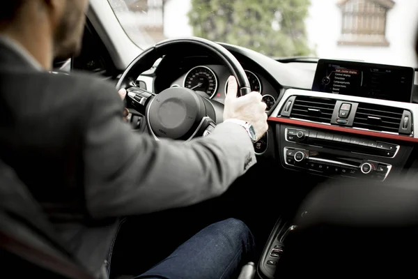 Joven Hombre Negocios Conduciendo Coche Moderno — Foto de Stock