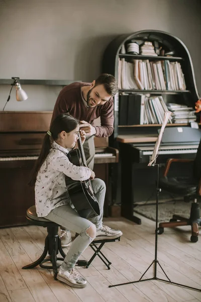 Petite Fille Mignonne Avec Professeur Guitare Dans Chambre — Photo