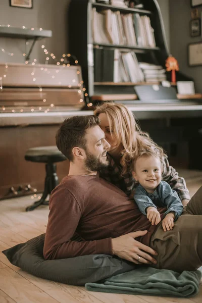 Felice Giovane Famiglia Che Gioca Sul Pavimento Nella Stanza — Foto Stock