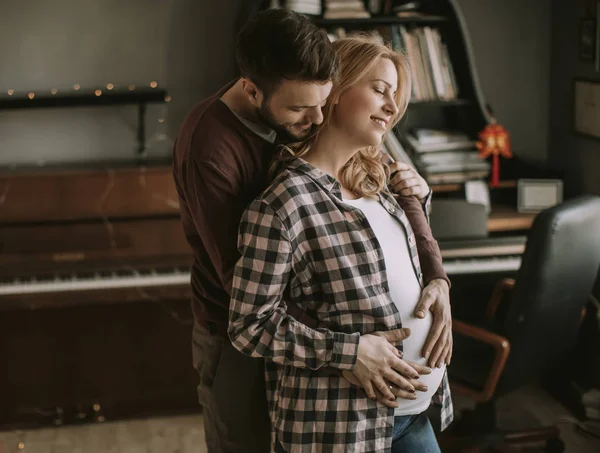 Hombre Joven Mujer Embarazada Abrazándose Habitación —  Fotos de Stock