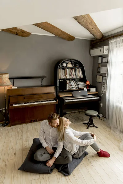 Feliz Amoroso Casal Sentado Beijando Quarto — Fotografia de Stock