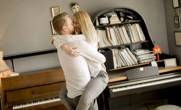 Feliz Cariñosa Pareja Besándose Habitación —  Fotos de Stock