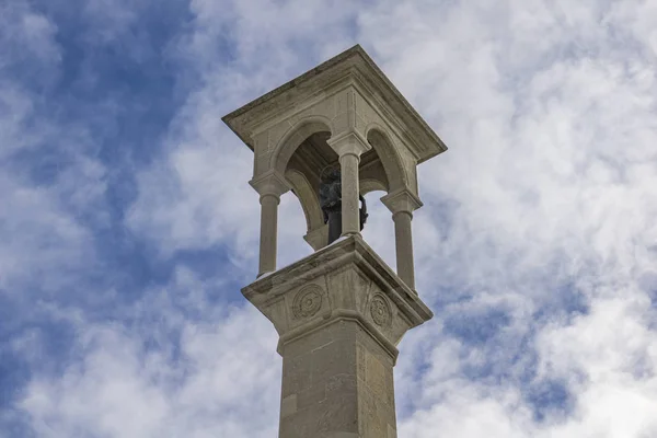 Вид Памятник Сан Франческо Перед Церковью Сан Квирино Сан Марино — стоковое фото