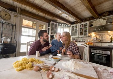 Mutlu aile evde mutfakta makarna yapma