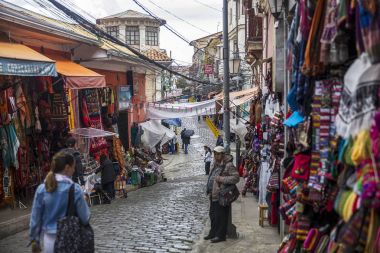 La Paz, Bolivya - 10 Ocak 2018: La Paz, Bolivya Cadılar piyasada kimliği belirsiz kişi. Cerro Cumbre içinde yer alan popüler bir turistik 's.