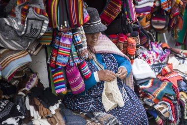 La Paz, Bolivya - 10 Ocak 2018: La Paz, Bolivya Cadılar piyasada kimliği belirsiz bir kadın. Cerro Cumbre içinde yer alan popüler bir turistik 's.