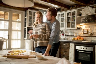 Sevgi dolu çift rustik mutfakta makarna hazırlama