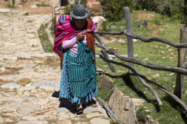 Copacabana, Bolivya - 7 Ocak 2018: Unindentified kadın Copacabana, Bolivya'nın sokakta. Copacabana Lake Titicaca ana Bolivya şehirde olduğunu