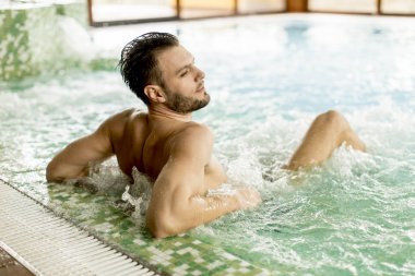 Yakışıklı delikanlı rahatlatıcı spa sıcak küvette