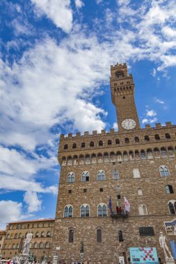 Florence, İtalya - 18 Eylül 2016: Floransa, İtalya Piazza della Signoria kimliği belirsiz kişi. Bu odak noktasıdır kökeni ve Floransa Cumhuriyeti tarihinin.