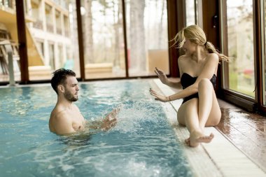 Havuz kenarında spa Center'da çift rahatlatıcı sevgi dolu