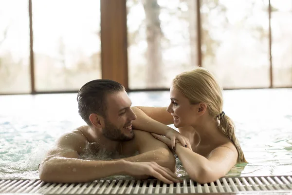 Pareja Cariñosa Relajarse Centro Spa Piscina — Foto de Stock