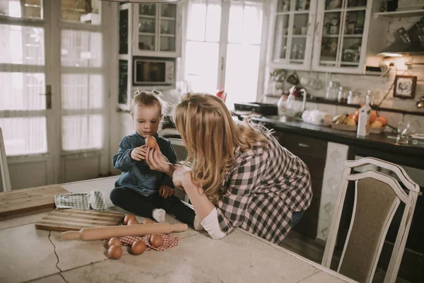 Femme Enceinte Petite Fille Dans Cuisine Rustique Préparant Repas — Photo