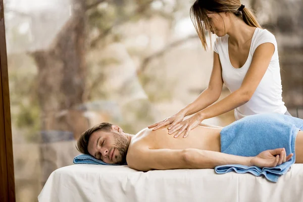 Jonge Man Hebben Ontspannen Massage Spa — Stockfoto