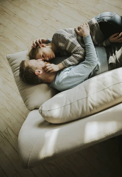 Top Melihat Pasangan Kekasih Berbaring Sofa Dalam Ruangan — Stok Foto