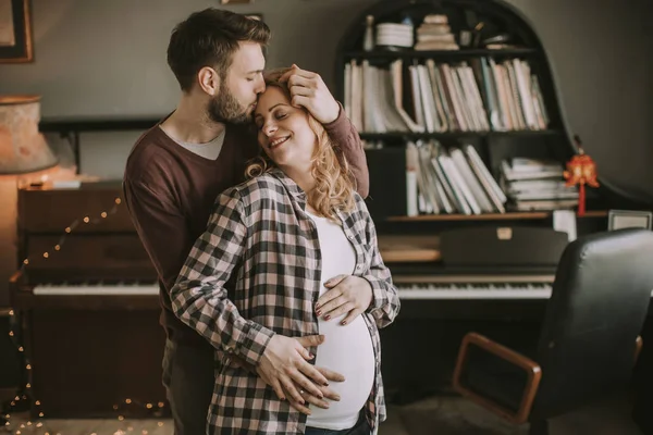 Hombre Joven Mujer Embarazada Abrazándose Habitación — Foto de Stock