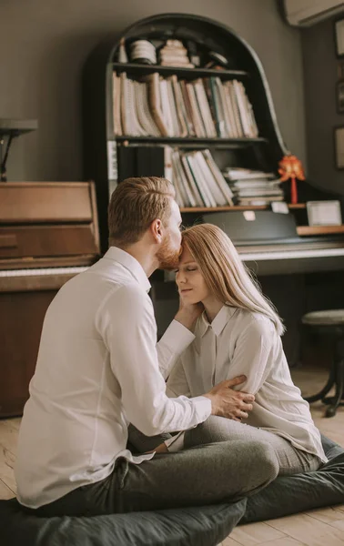 Pasangan Bahagia Dan Penuh Kasih Berciuman Dalam Ruangan — Stok Foto