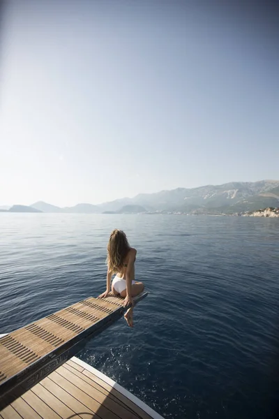 Ładna Młoda Kobieta Relaksująca Się Jachcie Morzu Słoneczny Dzień — Zdjęcie stockowe