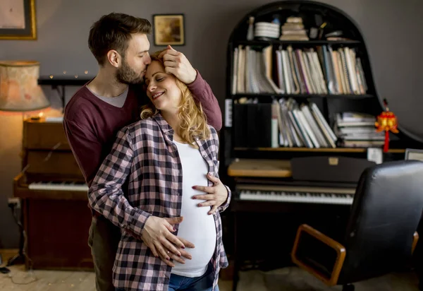 Junger Mann Und Schwangere Frau Umarmen Sich Zimmer — Stockfoto