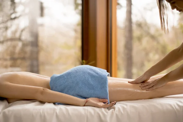 Mulher Loira Bonita Desfrutando Uma Massagem Spa Saúde — Fotografia de Stock