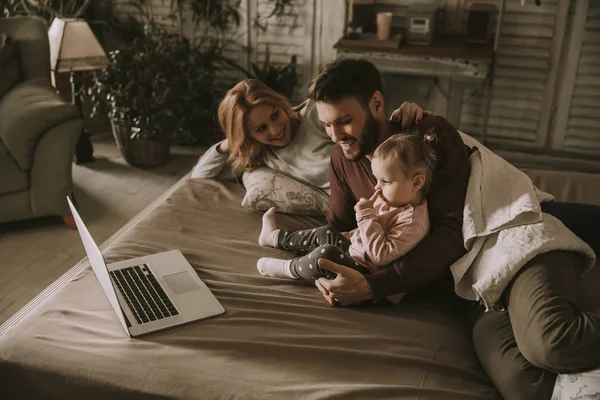 Familia Feliz Encuentra Cama Ver Algo Ordenador Portátil Dormitorio — Foto de Stock