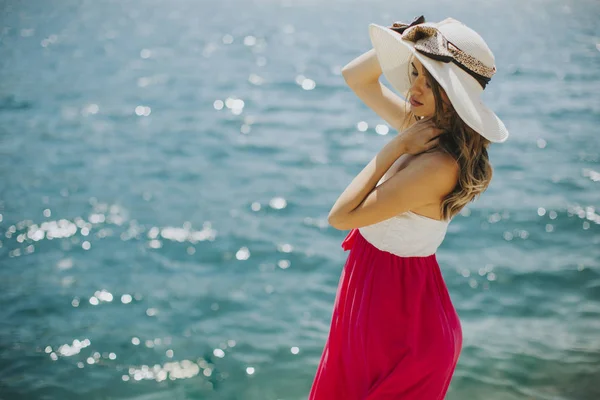 Jovem Mulher Atraente Com Chapéu Posa Junto Mar Verão — Fotografia de Stock