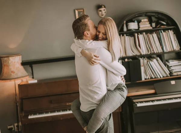 Feliz Amoroso Casal Beijando Quarto — Fotografia de Stock